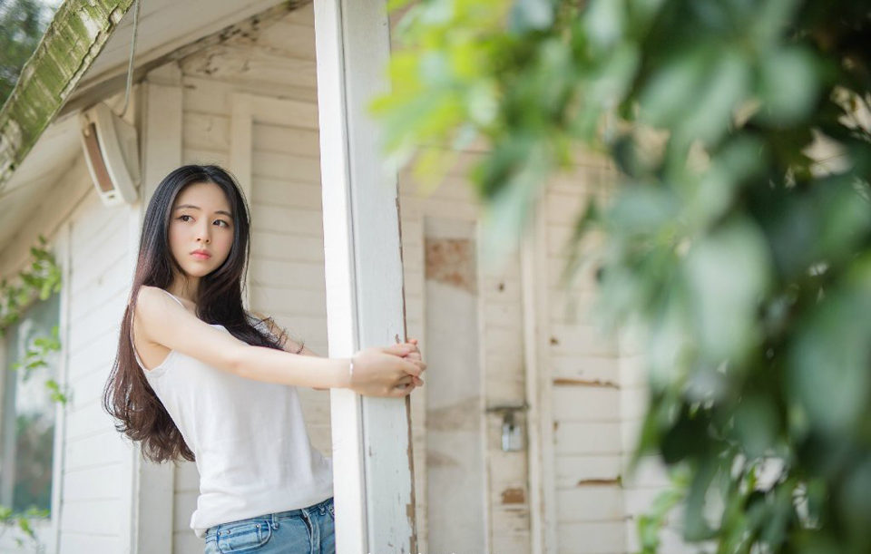 小乔没有回答，只是倔强的看向吕布。
